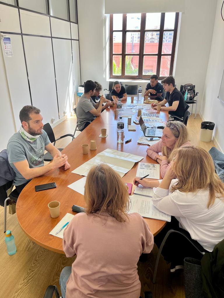 Grupo colaborativo: estudiantes, profesionales y Administración